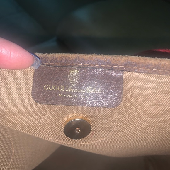 Reposhing the Gucci tote, added is the boat Gucci bag, some life left in both. - Picture 4 of 13